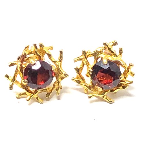 89 - 9ct gold garnet coral reef stud earrings (3.1g)