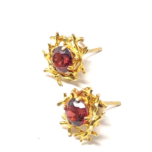 89 - 9ct gold garnet coral reef stud earrings (3.1g)