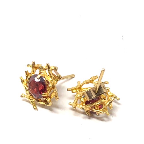 89 - 9ct gold garnet coral reef stud earrings (3.1g)