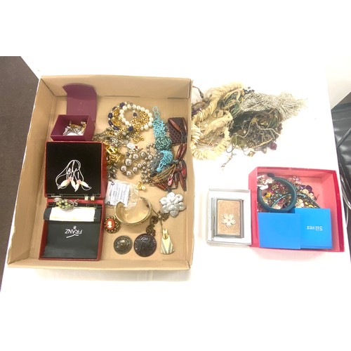 522 - Box of assorted costume jewellery