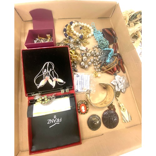 522 - Box of assorted costume jewellery