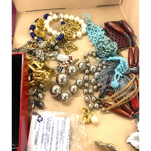 522 - Box of assorted costume jewellery