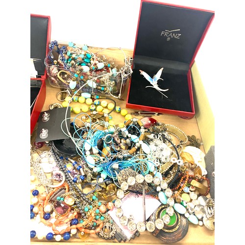 488 - Box of assorted costume jewellery