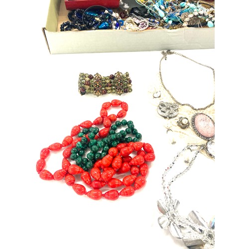 488 - Box of assorted costume jewellery