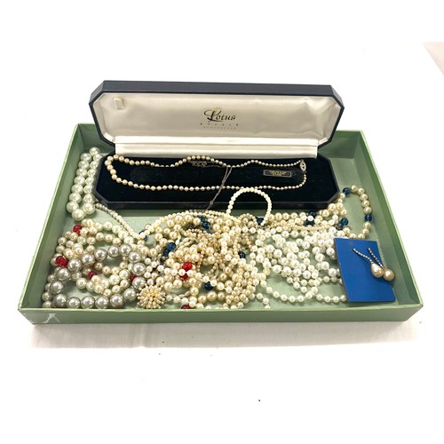 511 - Box of assorted costume jewellery