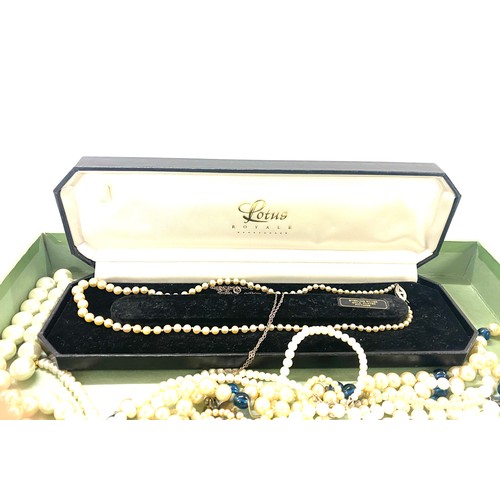 511 - Box of assorted costume jewellery