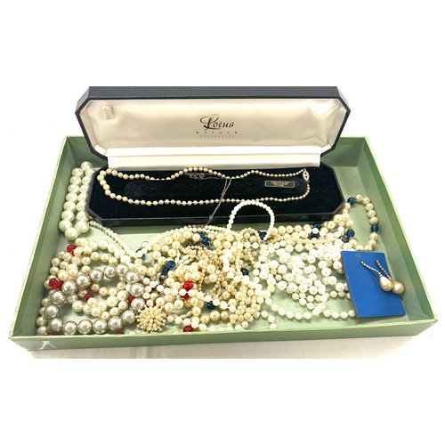 511 - Box of assorted costume jewellery