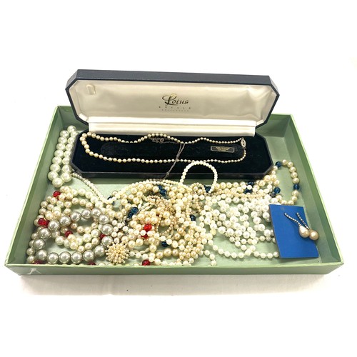 511 - Box of assorted costume jewellery