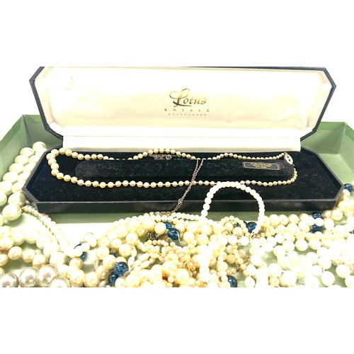 511 - Box of assorted costume jewellery