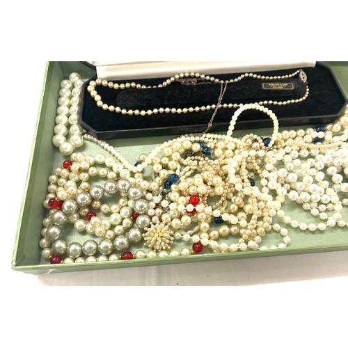 511 - Box of assorted costume jewellery