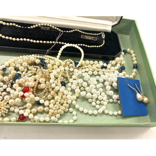 511 - Box of assorted costume jewellery