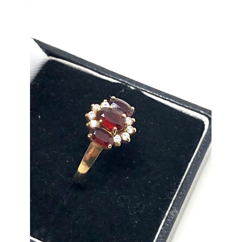 95 - 9ct gold vintage garnet & clear gemstone cluster ring (1.7g)