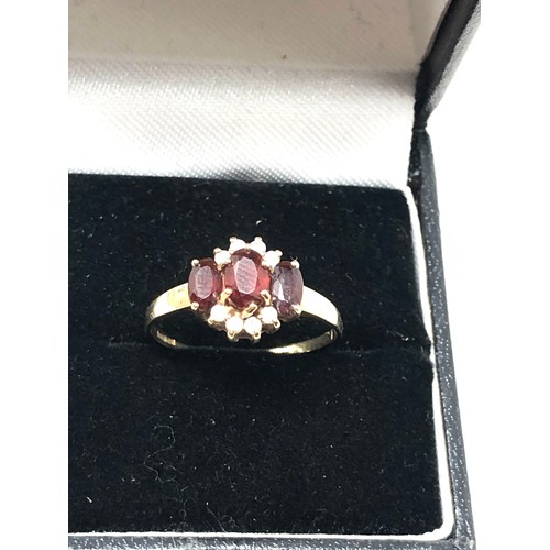 95 - 9ct gold vintage garnet & clear gemstone cluster ring (1.7g)