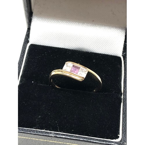 99 - 9ct gold vintage amethyst & clear gemstone twist trilogy ring (1.7g)