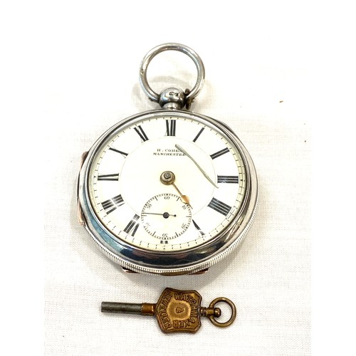 494 - Silver pocket watch hallmark for Chester 1901 with its key and working, hand loose