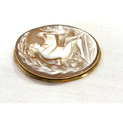 507 - Unmarked yellow metal cameo lady with swan