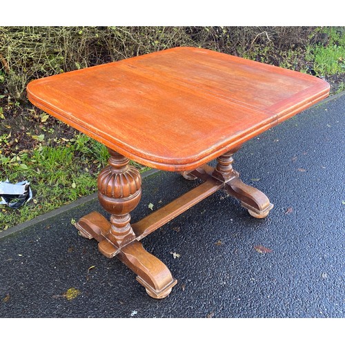 389 - Oak draw leaf table with bulbous legs