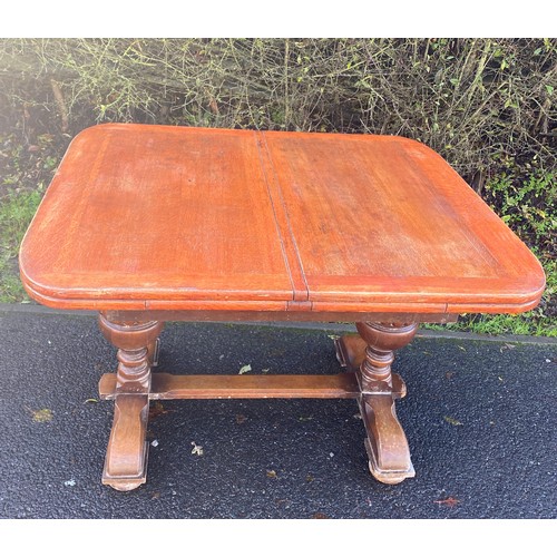 389 - Oak draw leaf table with bulbous legs