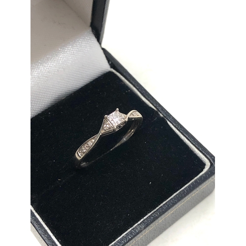 30 - White gold diamond ring weight 1.7g