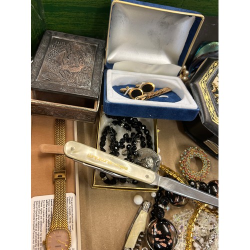 589 - Box of assorted ladies vintage and later costume jewellery