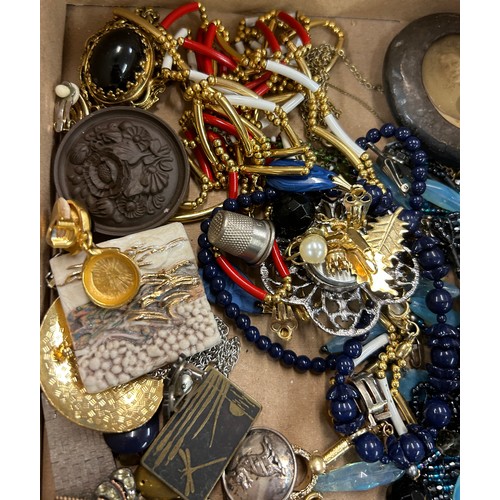 591 - Box of assorted ladies vintage and later costume jewellery