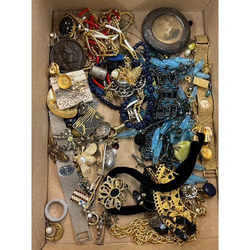 591 - Box of assorted ladies vintage and later costume jewellery