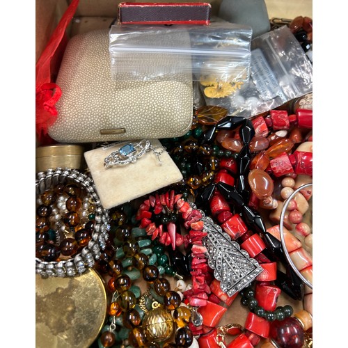 590 - Box of assorted ladies vintage and later costume jewellery