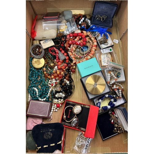 590 - Box of assorted ladies vintage and later costume jewellery