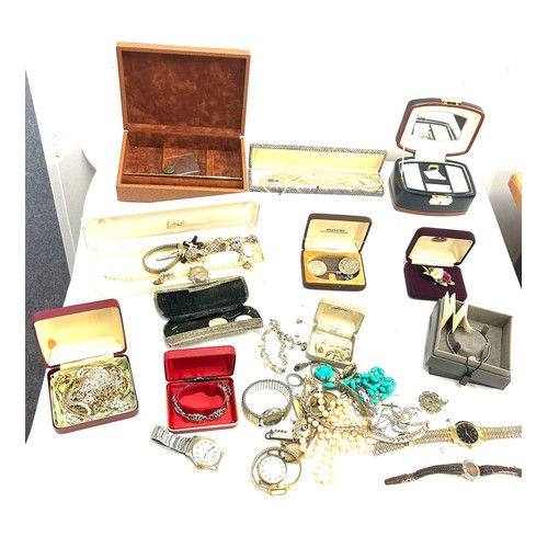 588 - Box of assorted ladies vintage and later costume jewellery