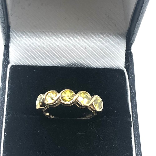 85 - 9ct gold vintage sphene flush ring (2.4g)