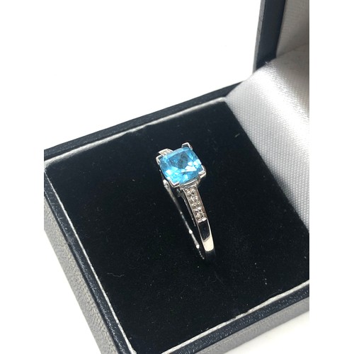 110 - 9ct white gold diamond & topaz dress ring (2g)