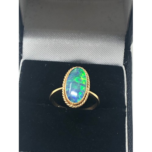 117 - 18ct gold opal solitaire statement ring (2.5g)