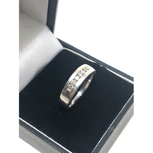 75 - 14ct white gold diamond seven stone ring (5g)