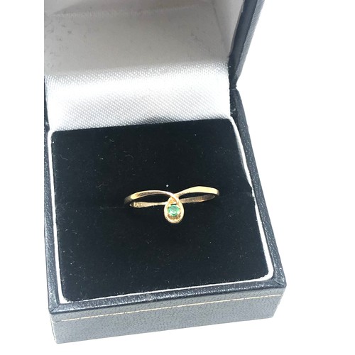 79 - 9ct gold vintage emerald wishbone style ring (1g)