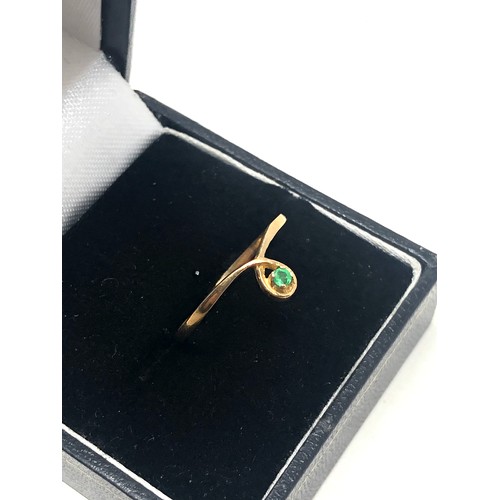 79 - 9ct gold vintage emerald wishbone style ring (1g)