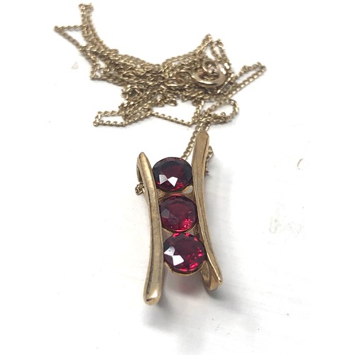 114 - 9ct gold vintage synthetic ruby pendant necklace (2.6g)