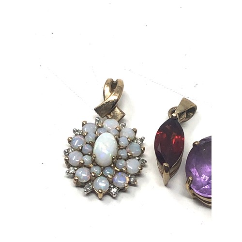 112 - 4 x 9ct gold gemstone set solitaire & cluster pendants inc. amethyst, opal & garnet (5.1g)