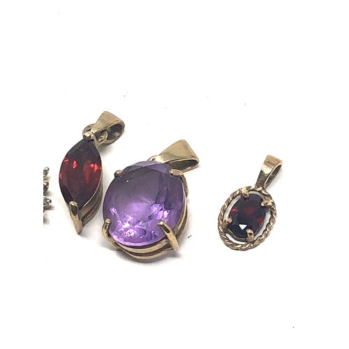 112 - 4 x 9ct gold gemstone set solitaire & cluster pendants inc. amethyst, opal & garnet (5.1g)