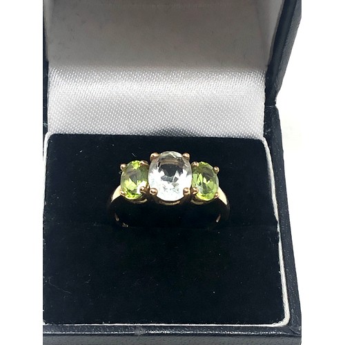 119 - 9ct gold peridot & blue quartz trilogy ring (2.9g)