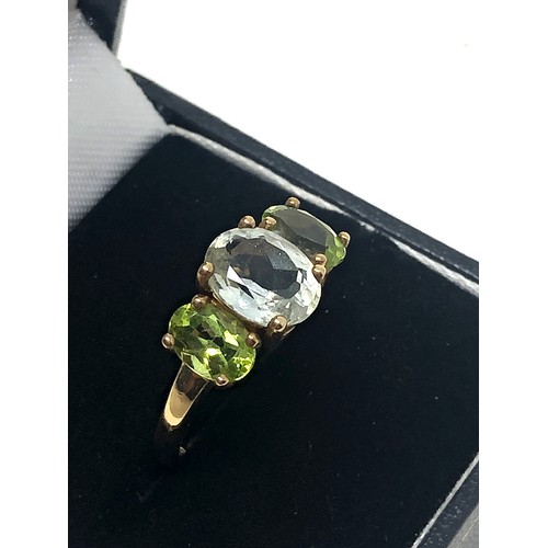 119 - 9ct gold peridot & blue quartz trilogy ring (2.9g)