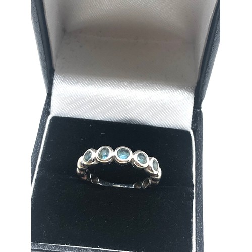 121 - 9ct white gold vintage topaz half-eternity ring (3.3g)