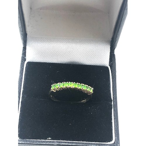 87 - 9ct gold peridot channel setting ring (1.6g)