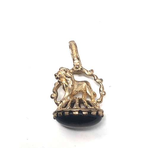 98 - 9ct gold vintage paste lion motif statement fob seal (4.5g)