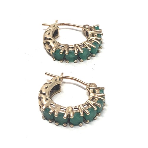 89 - 9ct gold emerald hoop earrings (2.1g)