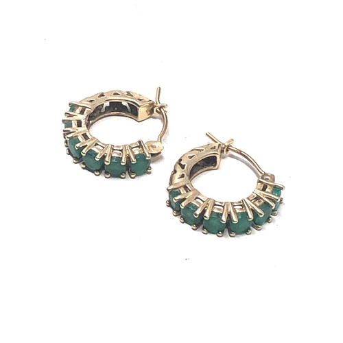 89 - 9ct gold emerald hoop earrings (2.1g)