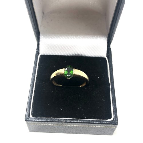 105 - 9ct gold vintage diopside solitaire ring (1.9g)