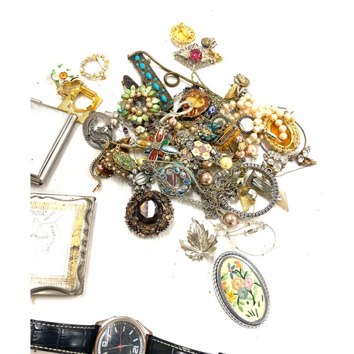 566 - Selection of assorted costume jewellery