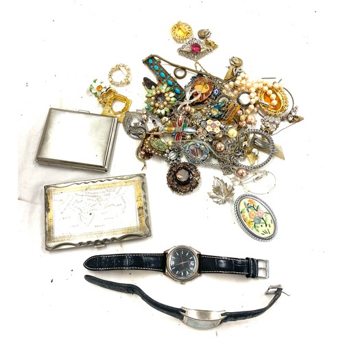 566 - Selection of assorted costume jewellery