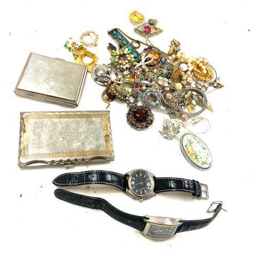 566 - Selection of assorted costume jewellery