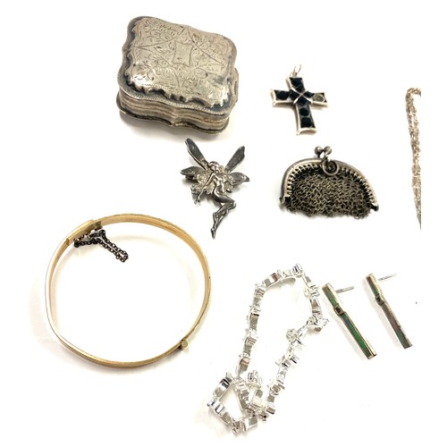 525 - Selection of silver items/ jewellery includes fairy brooch, earrings, silver purse etc